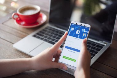 Facebook sosyal medya uygulaması logosu oturum açma, kayıt kaydı sayfasında Mobil 