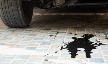 Otoparktaki arabanın motorundan yağ sızıyor ya da düşüyor. Araç teftişi ve bakım hizmeti