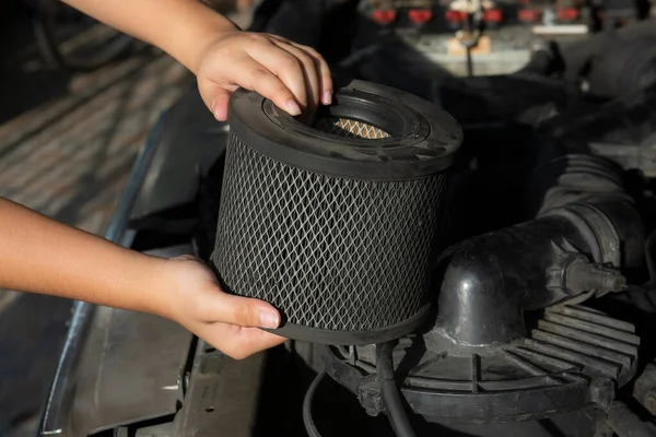 Auto Mecânico Segurando Sujo Filtro Sobre Motor Carro Para Limpeza — Fotografia de Stock