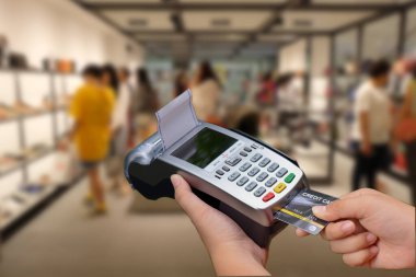 Ödemek için kredi kartı araklama makinesi kullanıyor. Kredi kartıyla ödeme için terminalden geçirin.