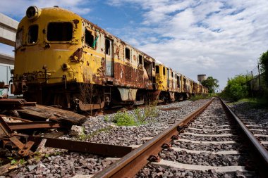 Paslı tren, tren barakasında durdu. Eğitimde kullanılacak.
