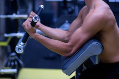 Yakışıklı vücut geliştiren adam spor salonunda egzersiz yapmaya hazır ol.