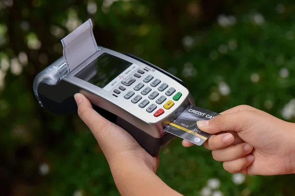 Hitelkártya Fizetési Koncepció Közeli Kézbe Helyezze Hitelkártya Modellt Üres Kártyával — Stock Fotó
