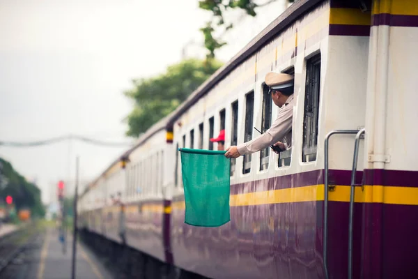 Funzionari Dei Treni Segnalano Bandiere Verdi Treni Bangkok Thailandia Treni — Foto Stock