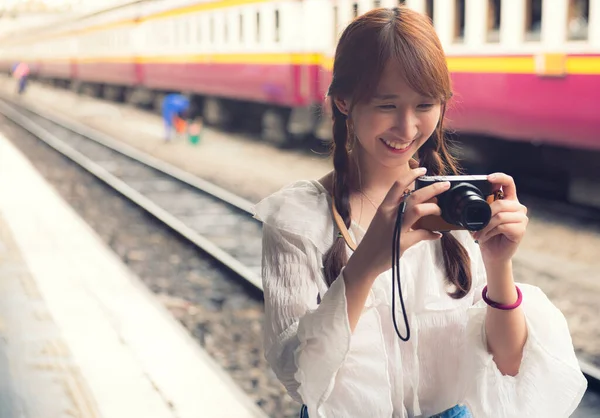 Las Mujeres Felices Tomar Fotos Con — Foto de Stock