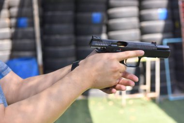 Şarjörde cephaneli tabancalı adamların elleri var.