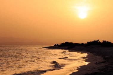 Gün batımı turuncu ve kırmızı renkler manzara, deniz ve güneş derin gökyüzü arka plan ile. Kızıldeniz, Mısır, Afrika. Bulutlar gökyüzü ile akşam günbatımı görünümü. Yaz mevsiminde tatil. Doğanın gün doğumu sabah güzelliği