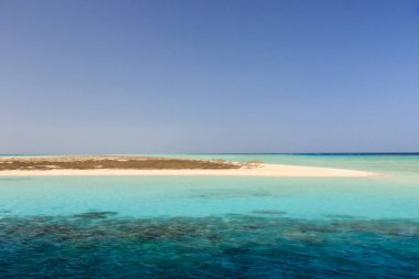 Gün batımı nda arka plan ufku nda palmiye ve güzel dağlar ile Ada deniz gökyüzü görünümü. Akşam mavi saat güzel pitoresk manzara. Afrika, Mısır, Hurghada, El Gouna