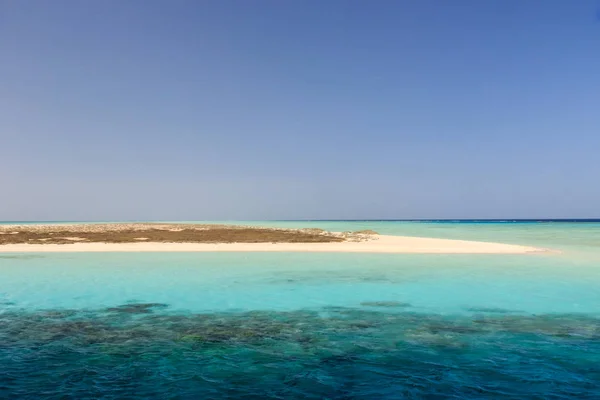 Île vue sur le ciel de mer avec des palmiers et de belles montagnes sur l'horizon de fond à l'heure du coucher du soleil. Beau paysage pittoresque à l'heure bleue du soir. Afrique, Egypte, Hurghada, El Gouna — Photo