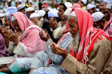 Bangladeşli Müslüman adanmışlar Akheri Munajat veya Biswa Ijtema veya dünya Müslüman cemaat, ilk aşamasının son dua Tongi, dakka, Bangladeş, yakın, 16 Şubat 2019 katılmak. 