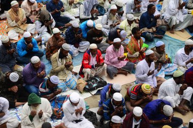 Bangladeşli Müslüman adanmışlar Akheri Munajat veya Biswa Ijtema veya dünya Müslüman cemaat, ilk aşamasının son dua Tongi, dakka, Bangladeş, yakın, 16 Şubat 2019 katılmak. 