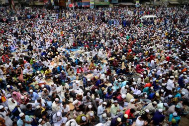 Bangladeşli Müslüman adanmışlar Akheri Munajat veya Biswa Ijtema veya dünya Müslüman cemaat, ilk aşamasının son dua Tongi, dakka, Bangladeş, yakın, 16 Şubat 2019 katılmak. 