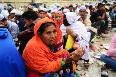 Bangladeşli Müslüman adanmışlar Akheri Munajat veya Biswa Ijtema veya dünya Müslüman cemaat, ilk aşamasının son dua Tongi, dakka, Bangladeş, yakın, 16 Şubat 2019 katılmak. 