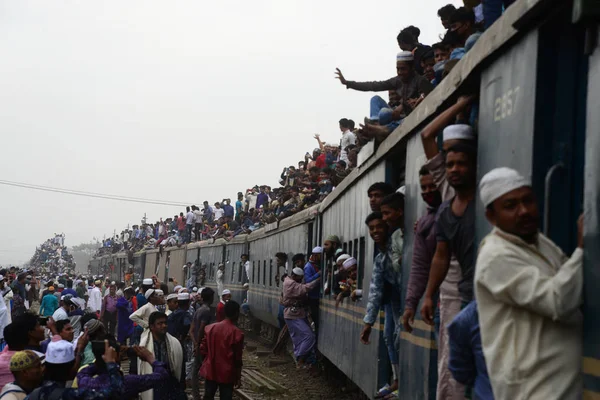 Bangladeshi Muslim Devotees Leave Overcrowded Train Taking Part Akheri Munajat — Stock Photo, Image