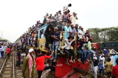 Akheri Munajat veya Biswa Ijtema veya dünya Müslüman cemaat, son dualar bölümünde Tongi, dakka, Bangladeş, yakın, 16 Şubat 2019 aldıktan sonra kalabalık bir trende Bangladeşli Müslüman adanmışlar bırakın. 