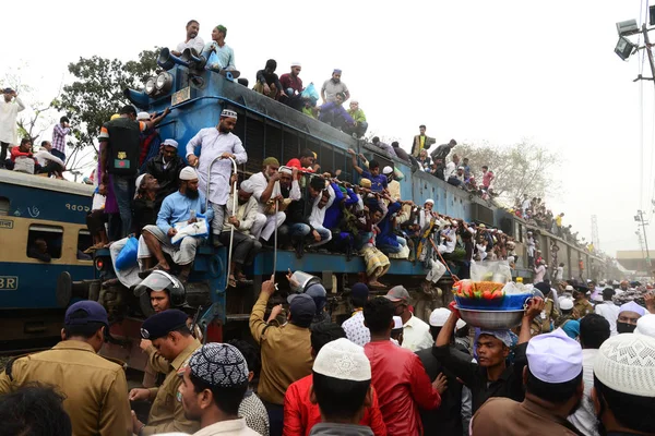 Bangladeshi Muslim Devotees Leave Overcrowded Train Taking Part Akheri Munajat — Stock Photo, Image