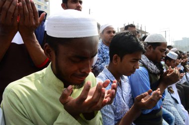 Bangladeşli Müslüman adanmışlar Akheri Munajat veya Biswa Ijtema veya dünya Müslüman cemaat, ikinci aşamasının son dua Tongi, dakka, Bangladeş, yakın, 19 Şubat 2019 katılmak
