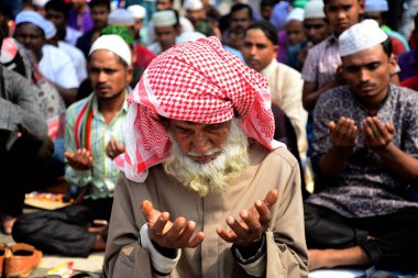 Bangladeşli Müslüman adanmışlar Akheri Munajat veya Biswa Ijtema veya dünya Müslüman cemaat, ikinci aşamasının son dua Tongi, dakka, Bangladeş, yakın, 19 Şubat 2019 katılmak