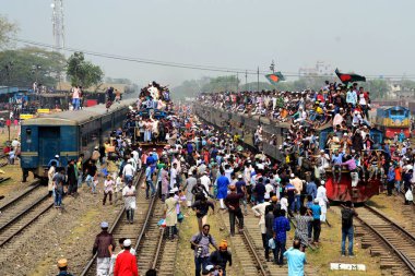 Akheri Munajat veya Biswa Ijtema veya dünya Müslüman cemaat, ikinci aşamasının son dualar bölümünde Tongi, dakka, Bangladeş, yakın, 19 Şubat 2019 aldıktan sonra kalabalık bir trende Bangladeşli Müslüman adanmışlar bırakın