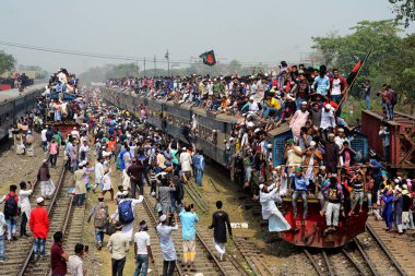 Akheri Munajat veya Biswa Ijtema veya dünya Müslüman cemaat, ikinci aşamasının son dualar bölümünde Tongi, dakka, Bangladeş, yakın, 19 Şubat 2019 aldıktan sonra kalabalık bir trende Bangladeşli Müslüman adanmışlar bırakın