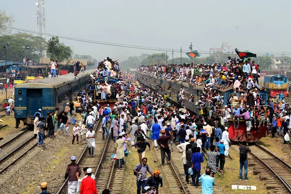 Akheri Munajat veya Biswa Ijtema veya dünya Müslüman cemaat, ikinci aşamasının son dualar bölümünde Tongi, dakka, Bangladeş, yakın, 19 Şubat 2019 aldıktan sonra kalabalık bir trende Bangladeşli Müslüman adanmışlar bırakın