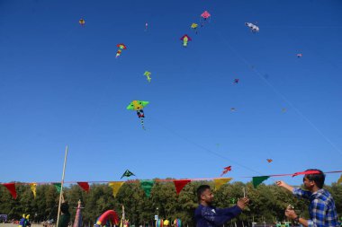 Bangladeş 'teki Coxs Bazar plajındaki Uçurtma Festivali' nde katılımcı renkli uçurtmalar. 1 Şubat 2019 'da Bangladeş Kite Federasyonu tarafından Bangladeş' in başkenti Cox 's Bazar' da düzenlenen Ulusal Uçurtma Festivali 2019. 
