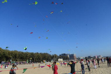 Bangladeş 'teki Coxs Bazar plajındaki Uçurtma Festivali' nde katılımcı renkli uçurtmalar. 1 Şubat 2019 'da Bangladeş Kite Federasyonu tarafından Bangladeş' in başkenti Cox 's Bazar' da düzenlenen Ulusal Uçurtma Festivali 2019. 