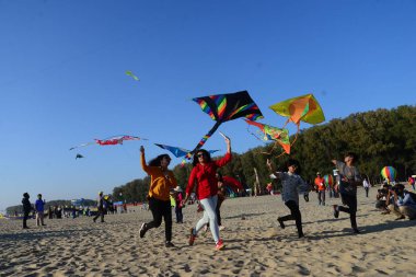 Bangladeş 'teki Coxs Bazar plajındaki Uçurtma Festivali' nde katılımcı renkli uçurtmalar. 1 Şubat 2019 'da Bangladeş Kite Federasyonu tarafından Bangladeş' in başkenti Cox 's Bazar' da düzenlenen Ulusal Uçurtma Festivali 2019. 