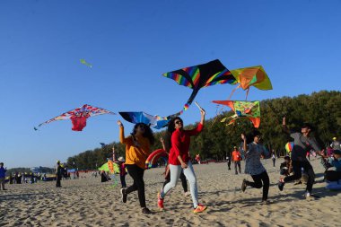 Bangladeş 'teki Coxs Bazar plajındaki Uçurtma Festivali' nde katılımcı renkli uçurtmalar. 1 Şubat 2019 'da Bangladeş Kite Federasyonu tarafından Bangladeş' in başkenti Cox 's Bazar' da düzenlenen Ulusal Uçurtma Festivali 2019. 