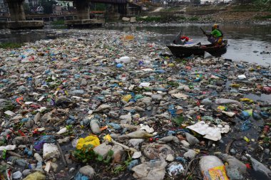 Bangladeş kadın plastik dakka, Bangladeş, kirli Turag nehirde 28 Şubat 2019 üzerinde toplar. Bangladeş bildirildi 10 en iyi 20 plastik kirleten dışında yaygın endüstriyel ve insan wa damping nedeniyle dünyada yer almaya devam etmektedir
