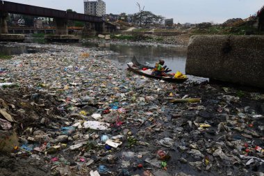 Bangladeş kadın plastik dakka, Bangladeş, kirli Turag nehirde 28 Şubat 2019 üzerinde toplar. Bangladeş bildirildi 10 en iyi 20 plastik kirleten dışında yaygın endüstriyel ve insan wa damping nedeniyle dünyada yer almaya devam etmektedir