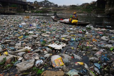 Bangladeş kadın plastik dakka, Bangladeş, kirli Turag nehirde 28 Şubat 2019 üzerinde toplar. Bangladeş bildirildi 10 en iyi 20 plastik kirleten dışında yaygın endüstriyel ve insan wa damping nedeniyle dünyada yer almaya devam etmektedir