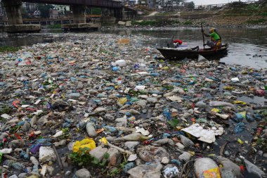 Bangladeş kadın plastik dakka, Bangladeş, kirli Turag nehirde 28 Şubat 2019 üzerinde toplar. Bangladeş bildirildi 10 en iyi 20 plastik kirleten dışında yaygın endüstriyel ve insan wa damping nedeniyle dünyada yer almaya devam etmektedir