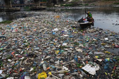 Bangladeş kadın plastik dakka, Bangladeş, kirli Turag nehirde 28 Şubat 2019 üzerinde toplar. Bangladeş bildirildi 10 en iyi 20 plastik kirleten dışında yaygın endüstriyel ve insan wa damping nedeniyle dünyada yer almaya devam etmektedir