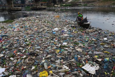 Bangladeş kadın plastik dakka, Bangladeş, kirli Turag nehirde 28 Şubat 2019 üzerinde toplar. Bangladeş bildirildi 10 en iyi 20 plastik kirleten dışında yaygın endüstriyel ve insan wa damping nedeniyle dünyada yer almaya devam etmektedir