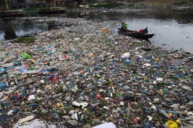 Bangladeş kadın plastik dakka, Bangladeş, kirli Turag nehirde 28 Şubat 2019 üzerinde toplar. Bangladeş bildirildi 10 en iyi 20 plastik kirleten dışında yaygın endüstriyel ve insan wa damping nedeniyle dünyada yer almaya devam etmektedir