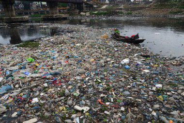 Bangladeş kadın plastik dakka, Bangladeş, kirli Turag nehirde 28 Şubat 2019 üzerinde toplar. Bangladeş bildirildi 10 en iyi 20 plastik kirleten dışında yaygın endüstriyel ve insan wa damping nedeniyle dünyada yer almaya devam etmektedir