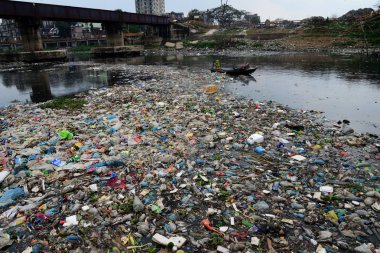 Bangladeş kadın plastik dakka, Bangladeş, kirli Turag nehirde 28 Şubat 2019 üzerinde toplar. Bangladeş bildirildi 10 en iyi 20 plastik kirleten dışında yaygın endüstriyel ve insan wa damping nedeniyle dünyada yer almaya devam etmektedir