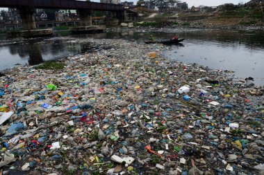 Bangladeş kadın plastik dakka, Bangladeş, kirli Turag nehirde 28 Şubat 2019 üzerinde toplar. Bangladeş bildirildi 10 en iyi 20 plastik kirleten dışında yaygın endüstriyel ve insan wa damping nedeniyle dünyada yer almaya devam etmektedir
