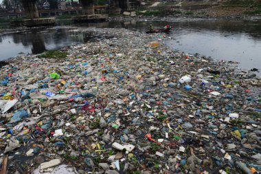 Bangladeş kadın plastik dakka, Bangladeş, kirli Turag nehirde 28 Şubat 2019 üzerinde toplar. Bangladeş bildirildi 10 en iyi 20 plastik kirleten dışında yaygın endüstriyel ve insan wa damping nedeniyle dünyada yer almaya devam etmektedir
