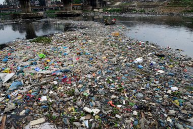 Bangladeş kadın plastik dakka, Bangladeş, kirli Turag nehirde 28 Şubat 2019 üzerinde toplar. Bangladeş bildirildi 10 en iyi 20 plastik kirleten dışında yaygın endüstriyel ve insan wa damping nedeniyle dünyada yer almaya devam etmektedir