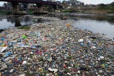 Bangladeş kadın plastik dakka, Bangladeş, kirli Turag nehirde 28 Şubat 2019 üzerinde toplar. Bangladeş bildirildi 10 en iyi 20 plastik kirleten dışında yaygın endüstriyel ve insan wa damping nedeniyle dünyada yer almaya devam etmektedir