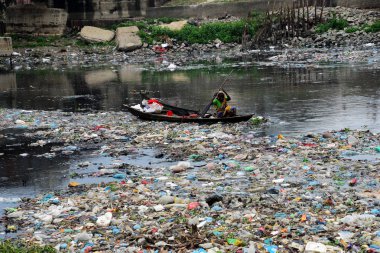 Bangladeş kadın plastik dakka, Bangladeş, kirli Turag nehirde 28 Şubat 2019 üzerinde toplar. Bangladeş bildirildi 10 en iyi 20 plastik kirleten dışında yaygın endüstriyel ve insan wa damping nedeniyle dünyada yer almaya devam etmektedir