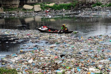 Bangladeş kadın plastik dakka, Bangladeş, kirli Turag nehirde 28 Şubat 2019 üzerinde toplar. Bangladeş bildirildi 10 en iyi 20 plastik kirleten dışında yaygın endüstriyel ve insan wa damping nedeniyle dünyada yer almaya devam etmektedir