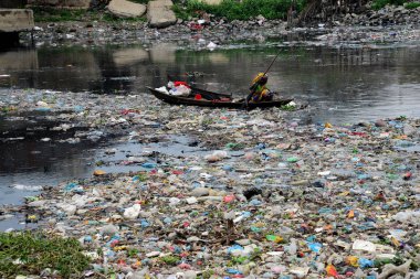 Bangladeş kadın plastik dakka, Bangladeş, kirli Turag nehirde 28 Şubat 2019 üzerinde toplar. Bangladeş bildirildi 10 en iyi 20 plastik kirleten dışında yaygın endüstriyel ve insan wa damping nedeniyle dünyada yer almaya devam etmektedir