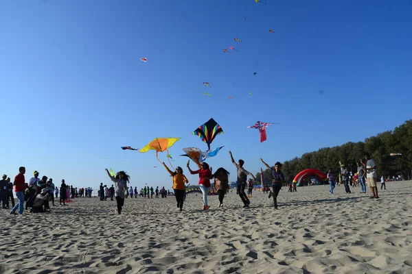 Participante Volando Cometas Colores Evento Del Festival Cometas Playa Coxs — Foto de Stock