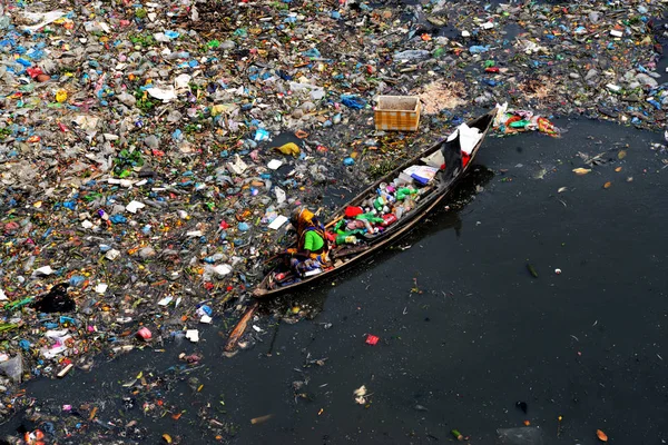 バングラデシュの女性は 2019 日にダッカ バングラデシュ Turag 河川の汚染からプラスチックを収集します バングラデシュ報道によるとランク付けされているトップ プラスチック汚染源から 世界産業と人間の の横行不法投棄のために — ストック写真