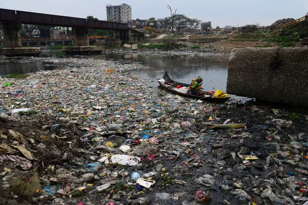 Bangladeş kadın plastik dakka, Bangladeş, kirli Turag nehirde 28 Şubat 2019 üzerinde toplar. Bangladeş bildirildi 10 en iyi 20 plastik kirleten dışında yaygın endüstriyel ve insan wa damping nedeniyle dünyada yer almaya devam etmektedir