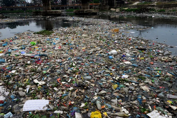 Una Mujer Bangladesh Recoge Plástico Del Contaminado Río Turag Dhaka —  Fotos de Stock