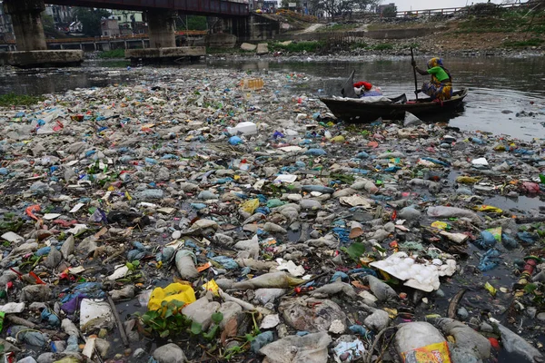 Uma Mulher Bangladesh Coleta Plástico Rio Turag Poluído Daca Bangladesh — Fotografia de Stock